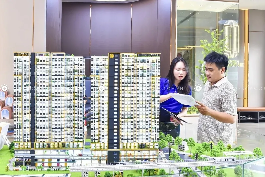 Khách hàng tìm hiểu mô hình dự án căn hộ tại một sự kiện mở bán ở TP.HCM