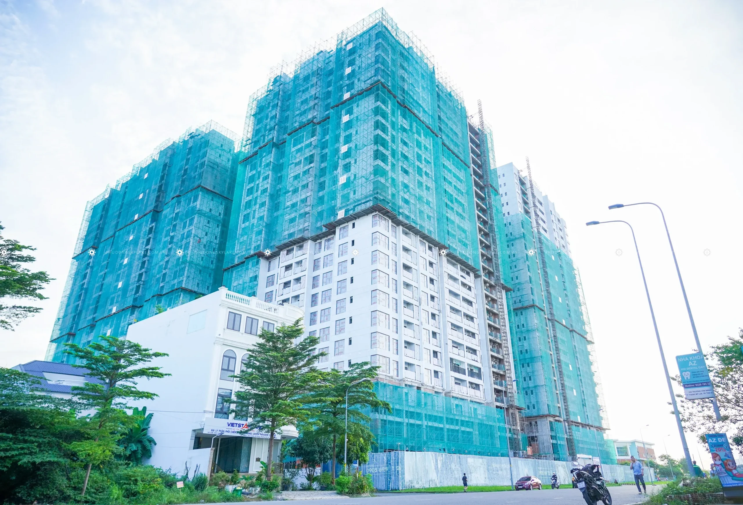 Một dự án căn hộ tại TP.HCM đang thi công phần thô, bọc lưới an toàn màu xanh